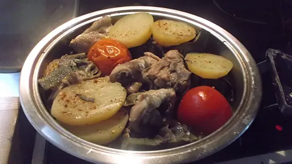 Pollo con patatas y alcachofas