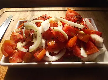 Ensalada de tomate y cebolla con polen