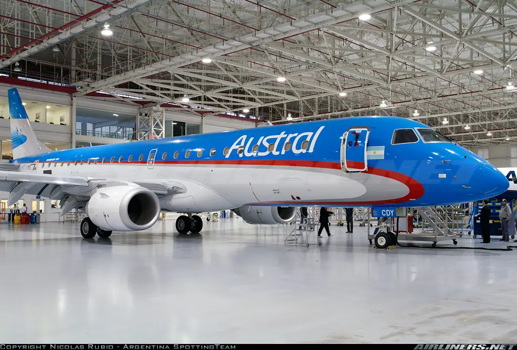 Míralos a los brazucas hacer aviones, E-Jets Megapost