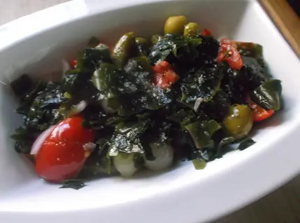 Wakame en ensalada de tomate y cebolla
