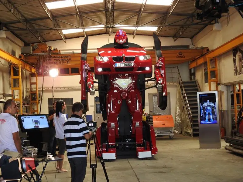 Fabrican un BMW que se convierte en un Transformer real