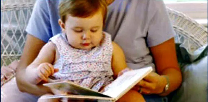 Lectura entre adultos y bebés.
