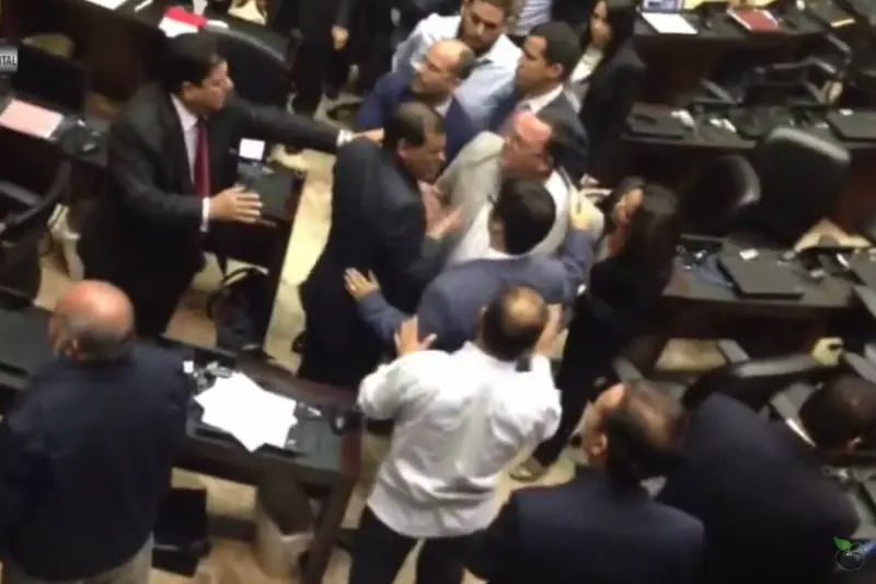 Vzla:Diputado Chavista se cae a golpe en la Asamblea