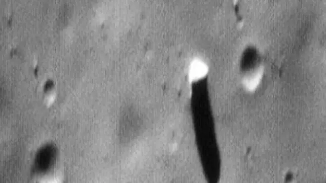 Misterioso Monolito en una de las lunas de Marte