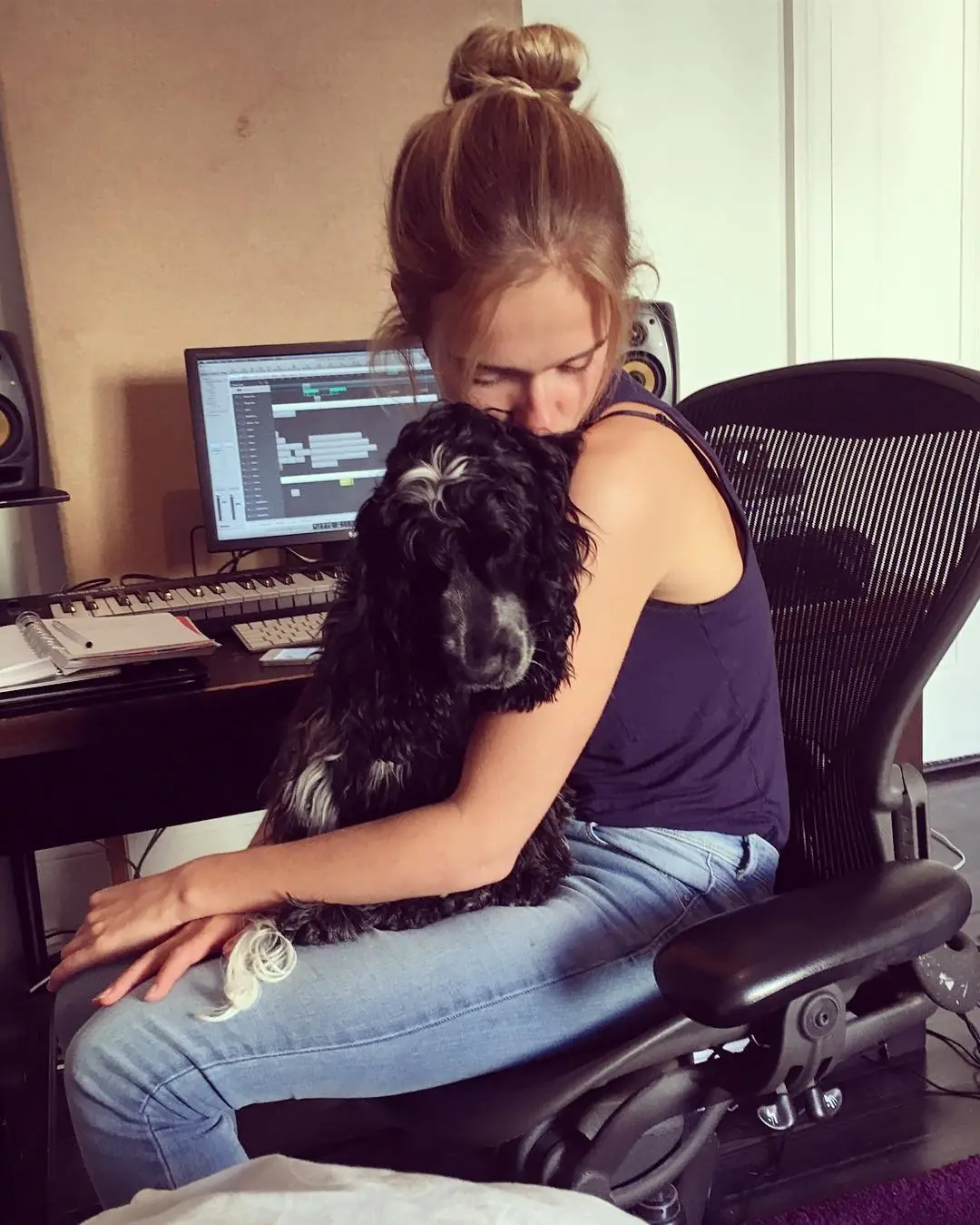 Florrie se topa con Perro Fantasma en Estudio de Grabacion