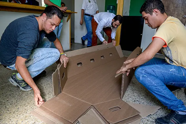 Ataúdes de cartón: la muerte en Venezuela está por las nubes