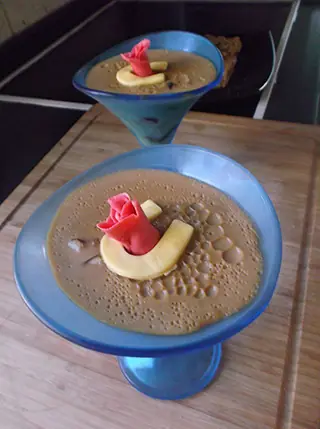 Flan de café con cerezas y flor de fondant