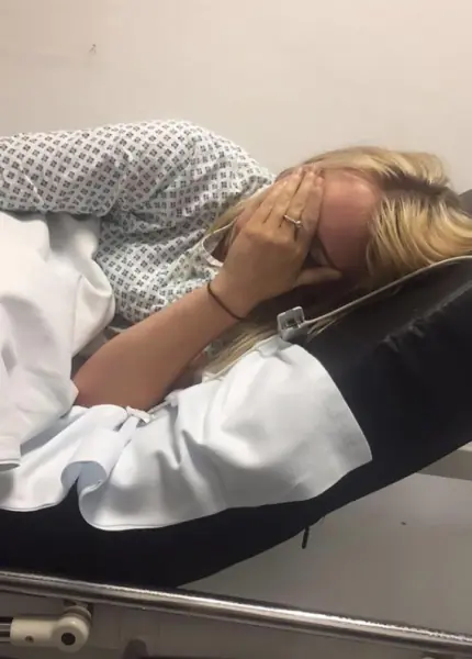 Deja ir vibrador hasta el fondo y termina hospitalizada