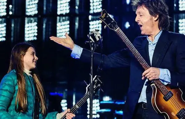 Nena argentina toco el bajo con Paul McCartney
