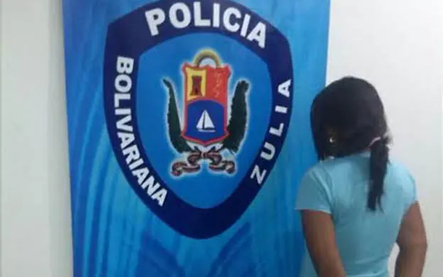 Mujer golpea a niña de 5 años para vengarse de su madre