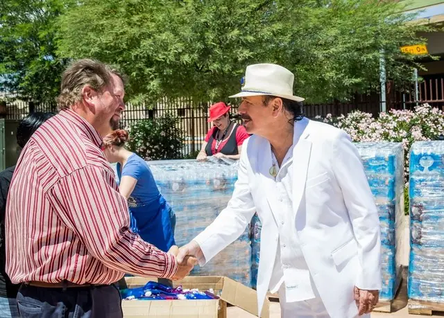 Carlos Santana dona agua a personas sin hogar