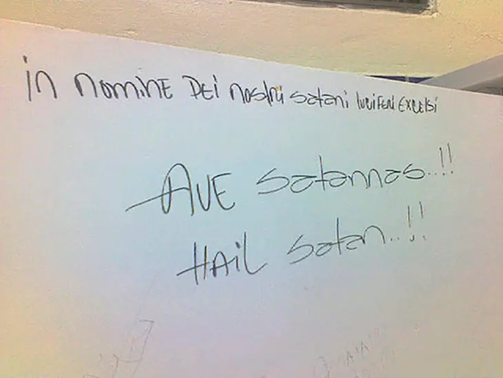 Graffitis de los más locos encontrados en los baños públicos Graffitis de los más locos encontrados en los baños públicos