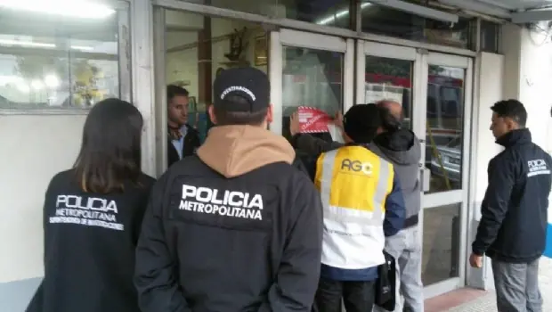 Liniers: invadido por cucarachas, clausuraron siete locales