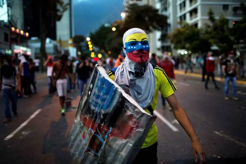 Vzla:Se calientan las Calles! Estudiantes toman autopista