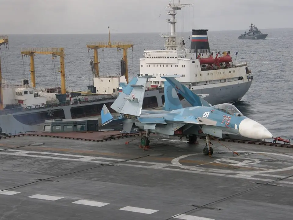 Portaaviones ruso Admiral Kuznetsov cruzando el canal Mancha Portaaviones ruso Admiral Kuznetsov cruzando el canal Mancha
