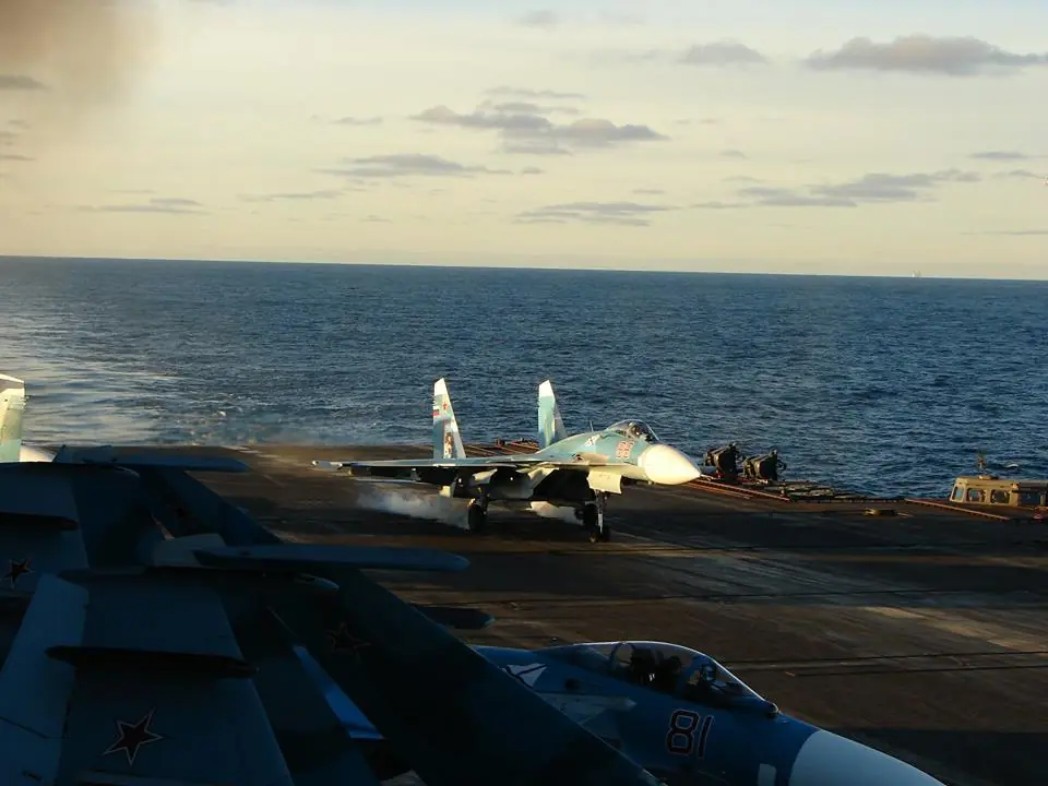 Portaaviones ruso Admiral Kuznetsov cruzando el canal Mancha Portaaviones ruso Admiral Kuznetsov cruzando el canal Mancha