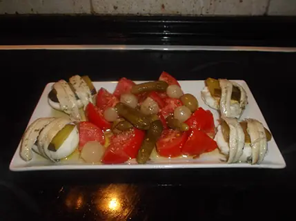 Ensalada de huevo duro y boquerones