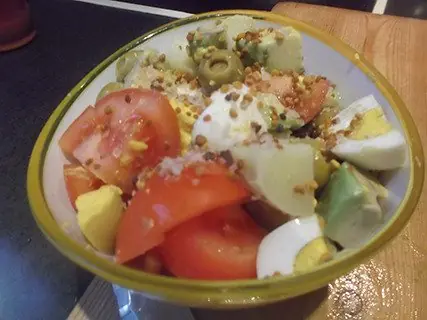 Ensalada con polen y petalos de sal ahumada