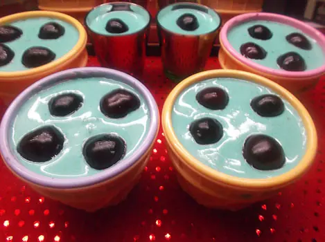Platano con cuajada azul y cerezas
