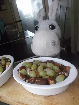 Migas con chocolate, tocino y uvas