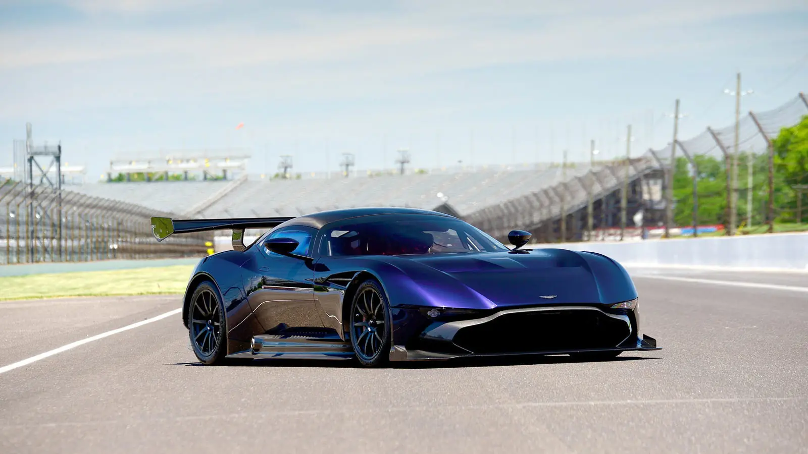 El Aston Martin Vulcan numero 11 (v12 de 810cv)