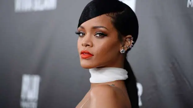 Top 10 Famosas a cara lavada y con maquillaje!