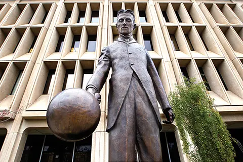 Una estatua de Tesla ofrece WiFi gratis en Silicon Valley