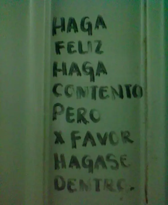 9 Graffitis de losmás locos encontrados enlos baños públicos
