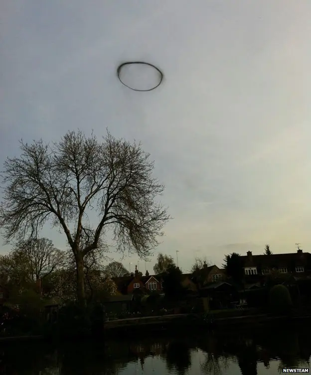 Misterioso anillo negro aparece en Gran Bretaña