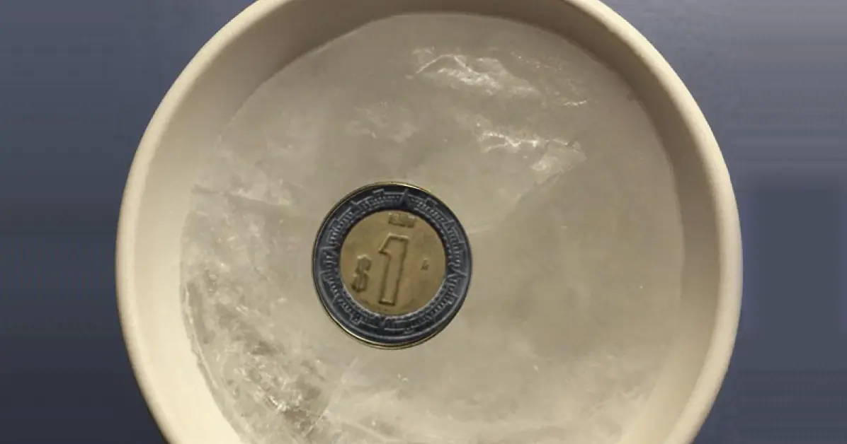 Por que meter una moneda en el frizer antes de salir de casa