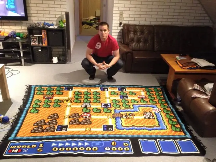 Fan de Super Mario Bros tardó 6 años tejiendo un tapete