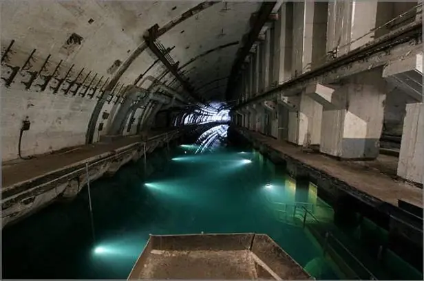 Ucraniano bunker submarino ahora ofrece excursiones en barco