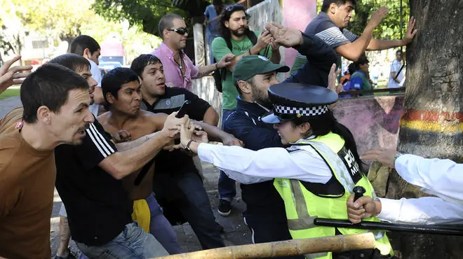 Mirá el gesto de este policia con un linyera
