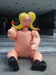 la lanzan a la pobre hacia el espacio