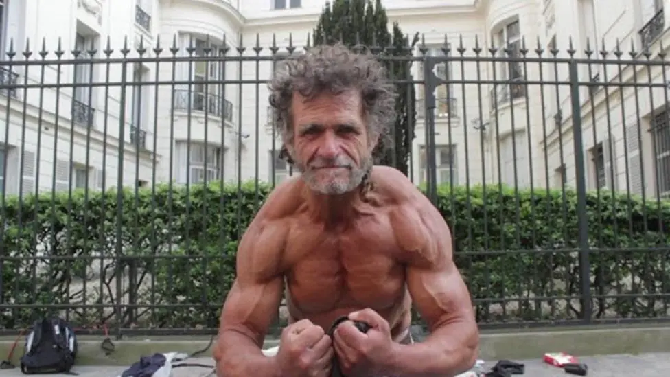 Mirá el gesto de este policia con un linyera