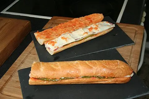 Bocadillo de beicon, pimientos y queso