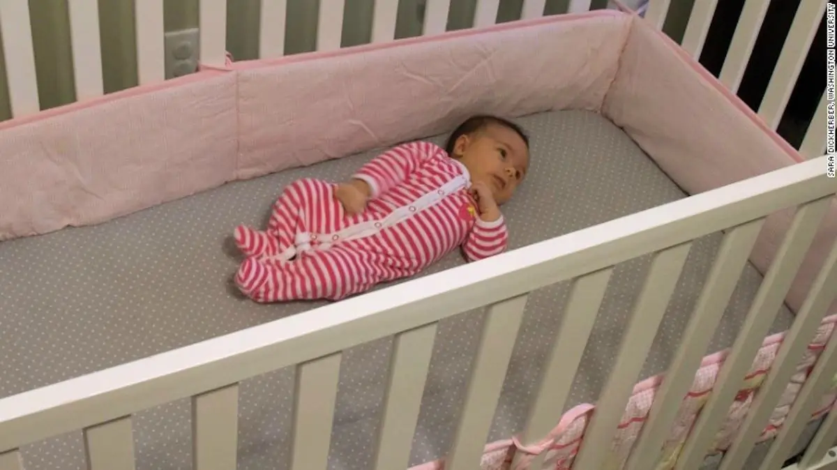 Estudio reveló que los bebés deben dormir cerca de los padre