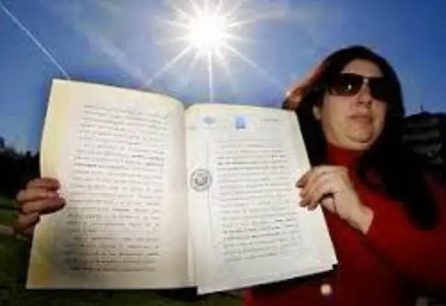 Esta mujer dice ser la dueña del sol y quiere su dinero