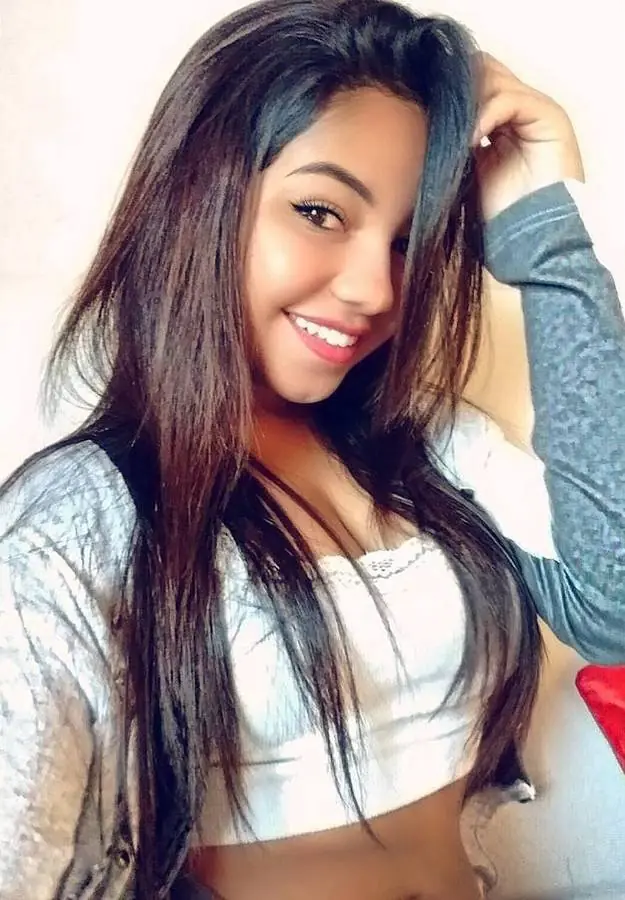 Megan Kaah, sensual modelo brasileña de 16 años