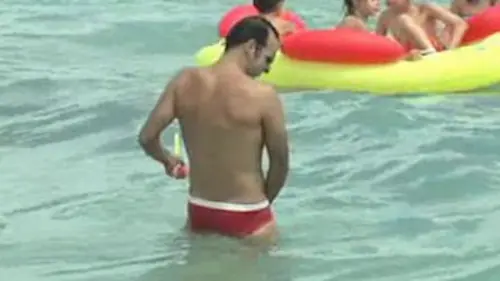 Ayuda a la vida marina, hace pis en el mar !!