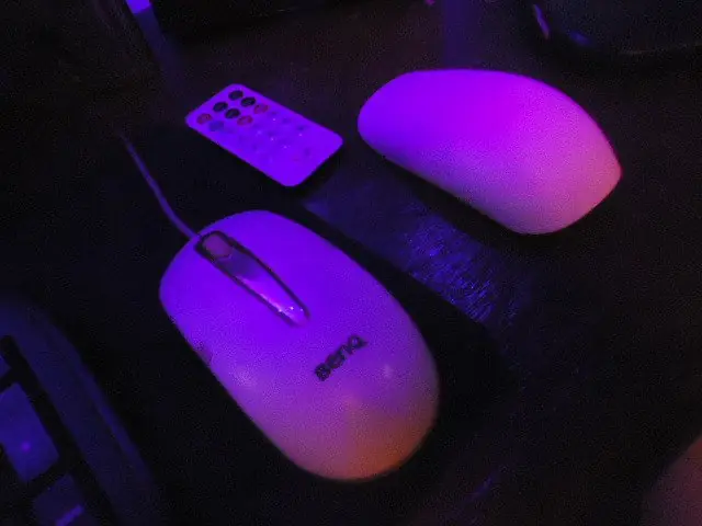 Le puse Leds a mi escritorio y te lo muestro