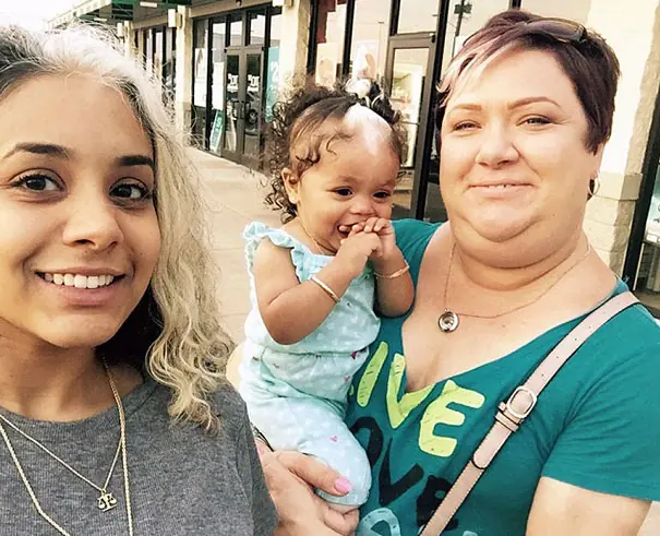 Nació con el mismo mechón blanco que su madre y su abuela…