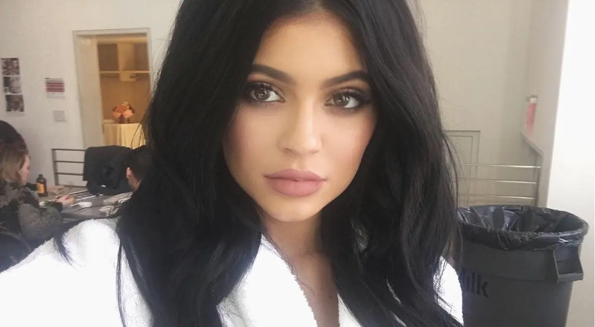 Kylie Jenner posa desnuda cubierta de pintura azul