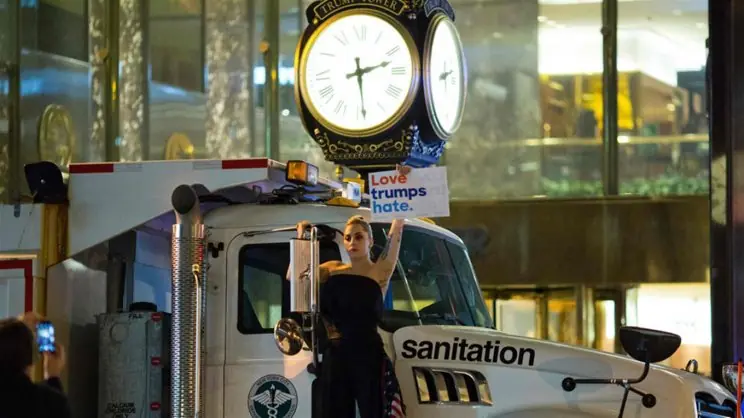 Lady Gaga resiste con aguante frente a edificio de Trump