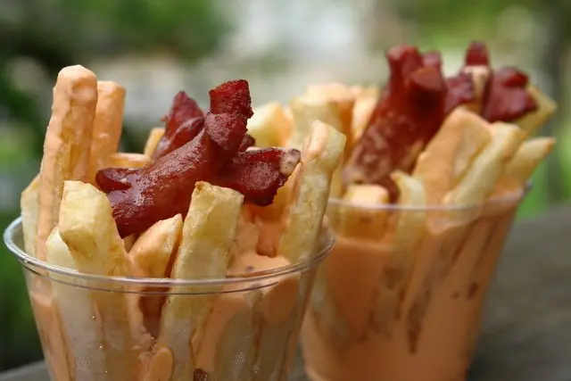 Receta Salchipapas con salsa rosada