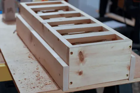 Mesa con hielera para cerveza. Mesa con hielera para cerveza.