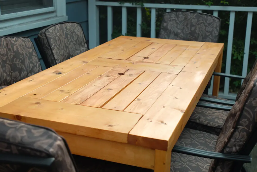 Mesa con hielera para cerveza. Mesa con hielera para cerveza.
