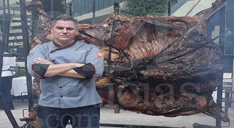 Impactante, cocina una vaca entera en las brasas (Mty.-Arg.)