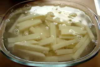 Receta Salchipapas con salsa rosada