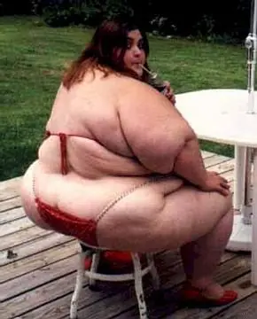 Gorda rompe una silla